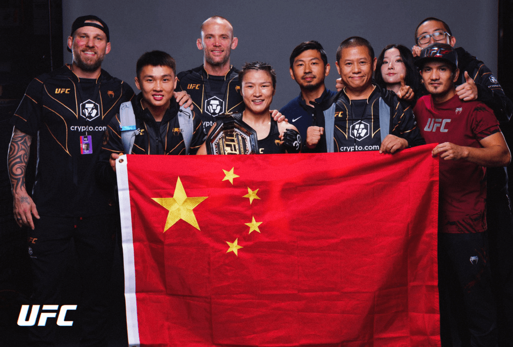 中国力量!张伟丽卫冕UFC女子草量级金腰带 打击数288-21轻松碾压_比赛_选手_历史