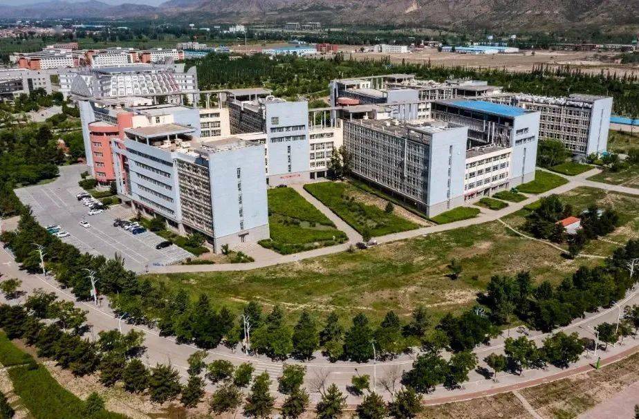 矗立湖边,长桥相连是内蒙古医科大学独具特色的建筑群行政楼#金山校区