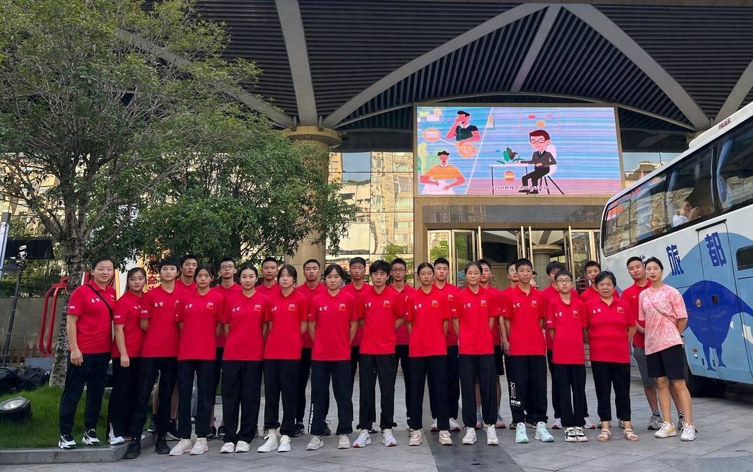 自贡参赛会员合影何德平主教练介绍,比赛中,自贡市蜀光中学高一年级
