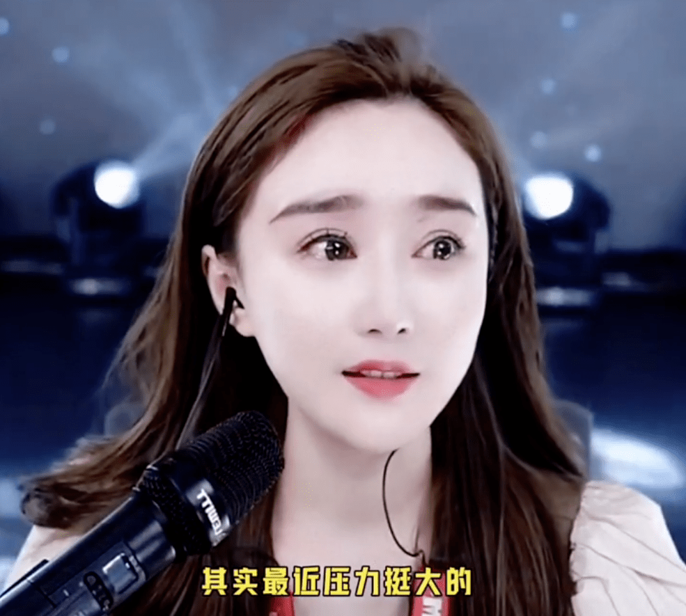宇文泡本想做直播效果,没想到几句话却戳中了沈曼的泪点,沈曼瞬间落泪