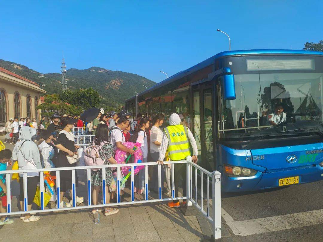 伴随着暑期旅游旺季的高峰期,连岛海滨浴场门前排起了长长的队伍,接待