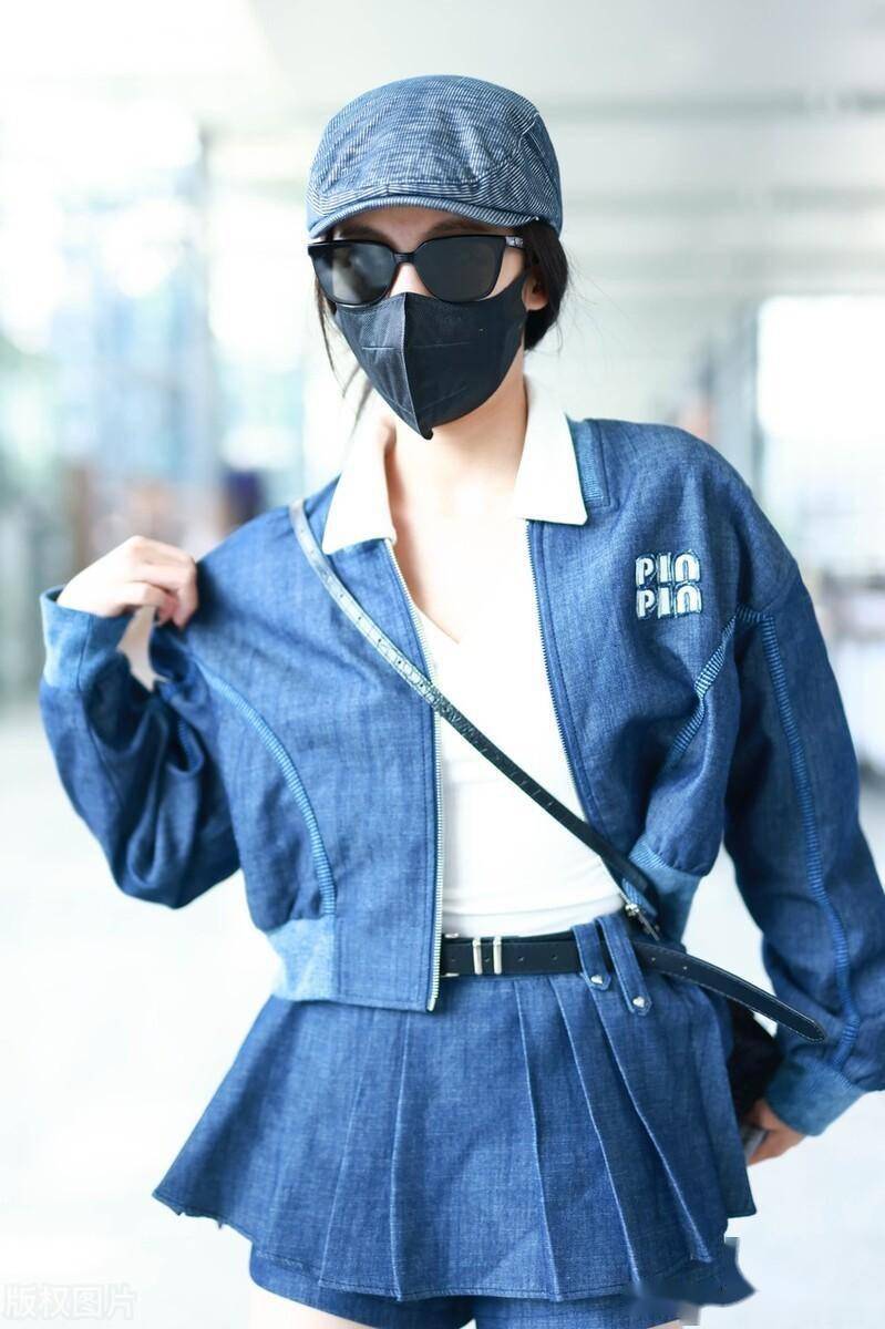 孙芮现身上海机场,牛仔夹克搭配牛仔迷你短裙青春有活力