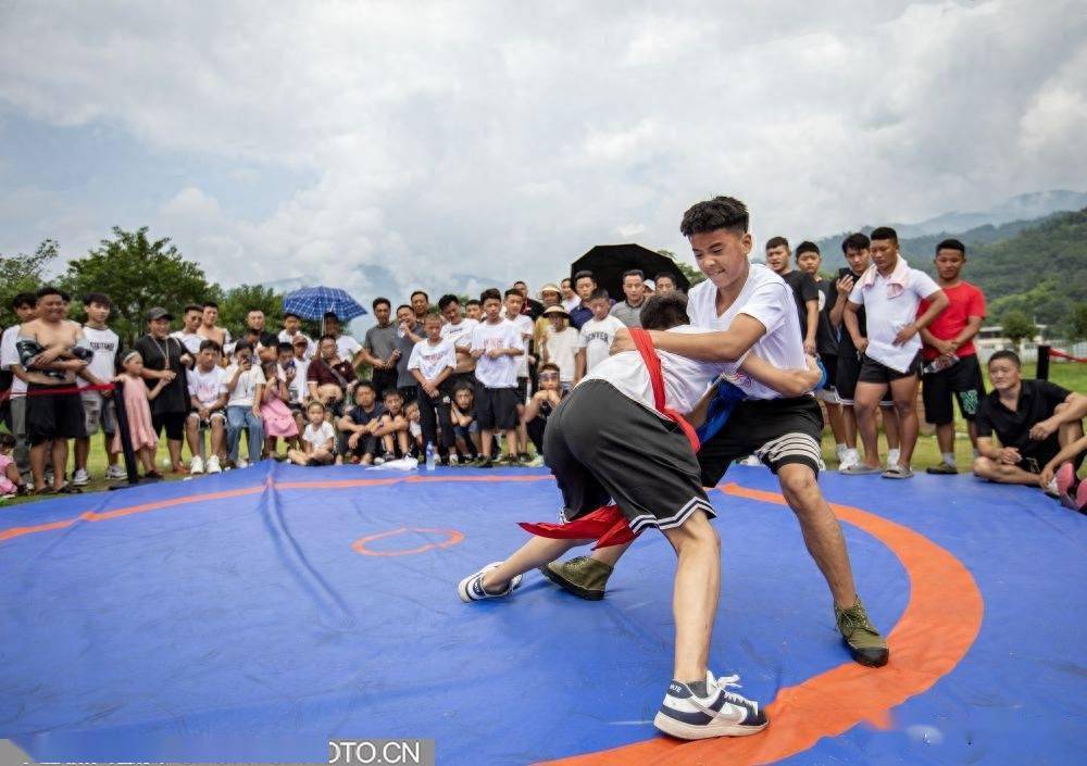 高潮迭起 扣人心弦-2023民族摔跤比赛扮靓小凉山火把节_中国_观众