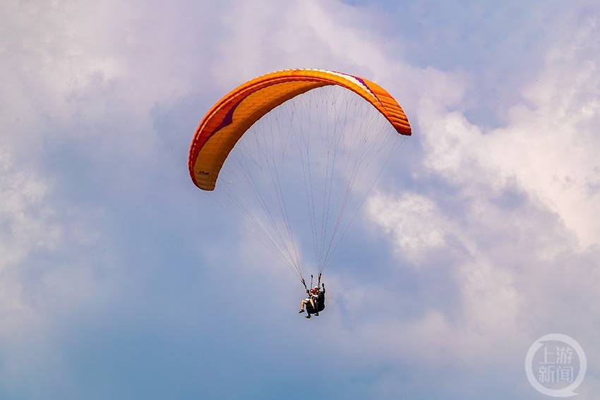 "空中之美" 鸟瞰金佛山_游客_滑翔伞_旅游