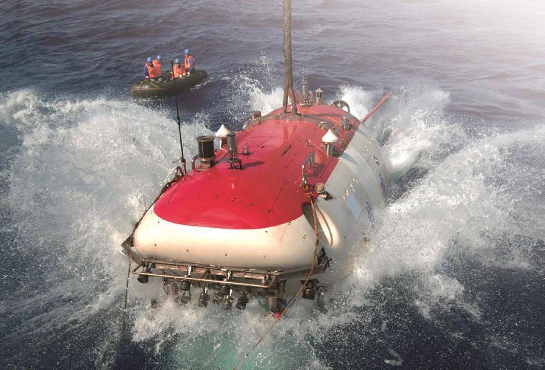 2010年5月31日"蛟龙号"下潜的时候,郭成志守在了电视前.