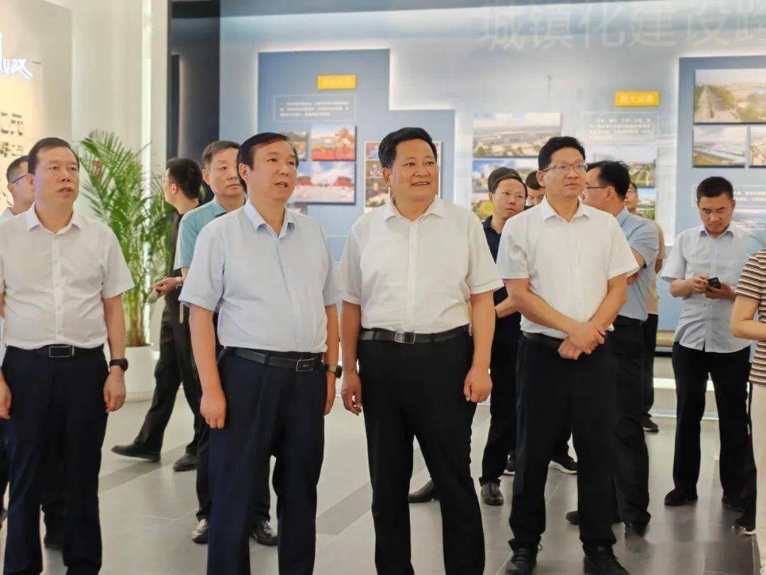 8月23日,南阳市镇平县委书记艾进德带领党政考察团,到我市考察平台
