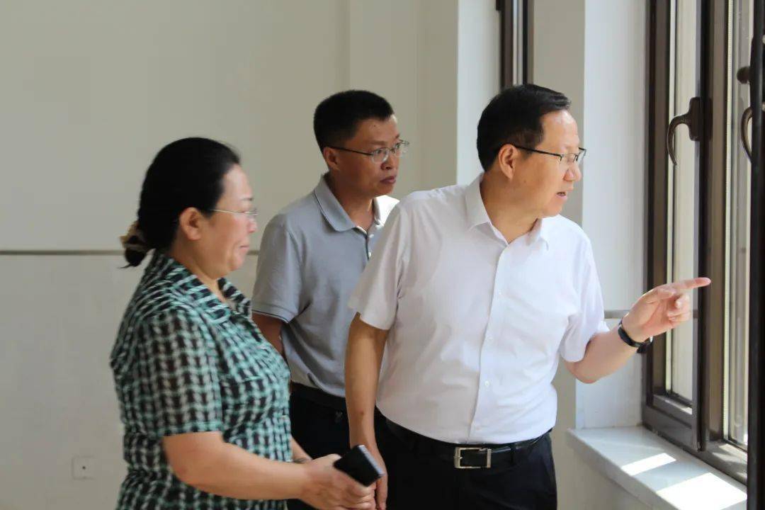 科尔沁区政府副区长杨秀媛实地调研学校工程建设情况_工作_施工_项目