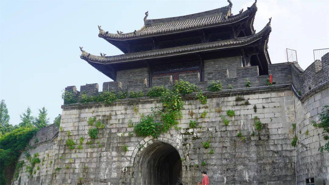 你知道赤壁一共有几个古城墙门吗?