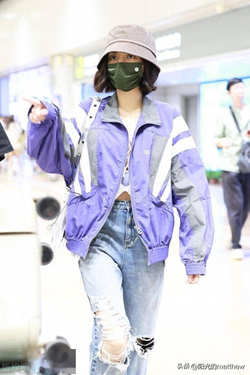 街拍:刘惜君紫色运动外套 破洞牛仔裤 渔夫帽随性率性_北京_机场
