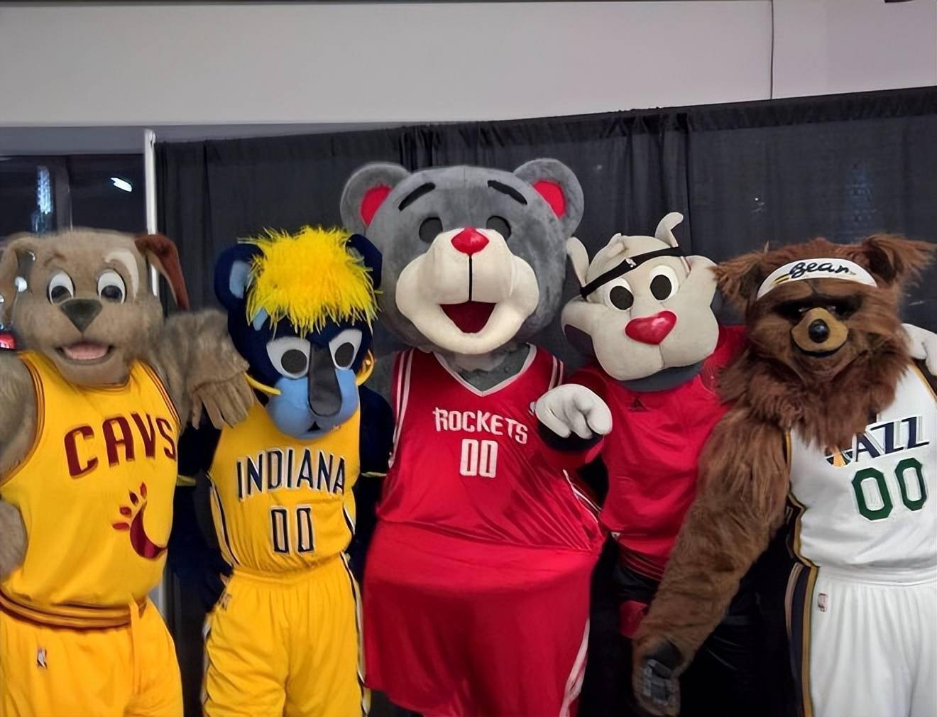 nba吉祥物,球童,裁判,安保等十大从业人员收入都是多少?