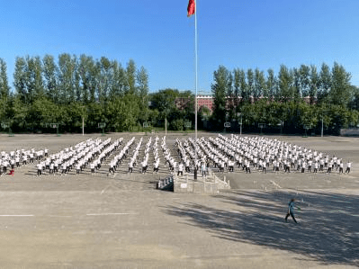 笔挺的军姿,铁打的纪律.铁力一中学子斗志昂扬.