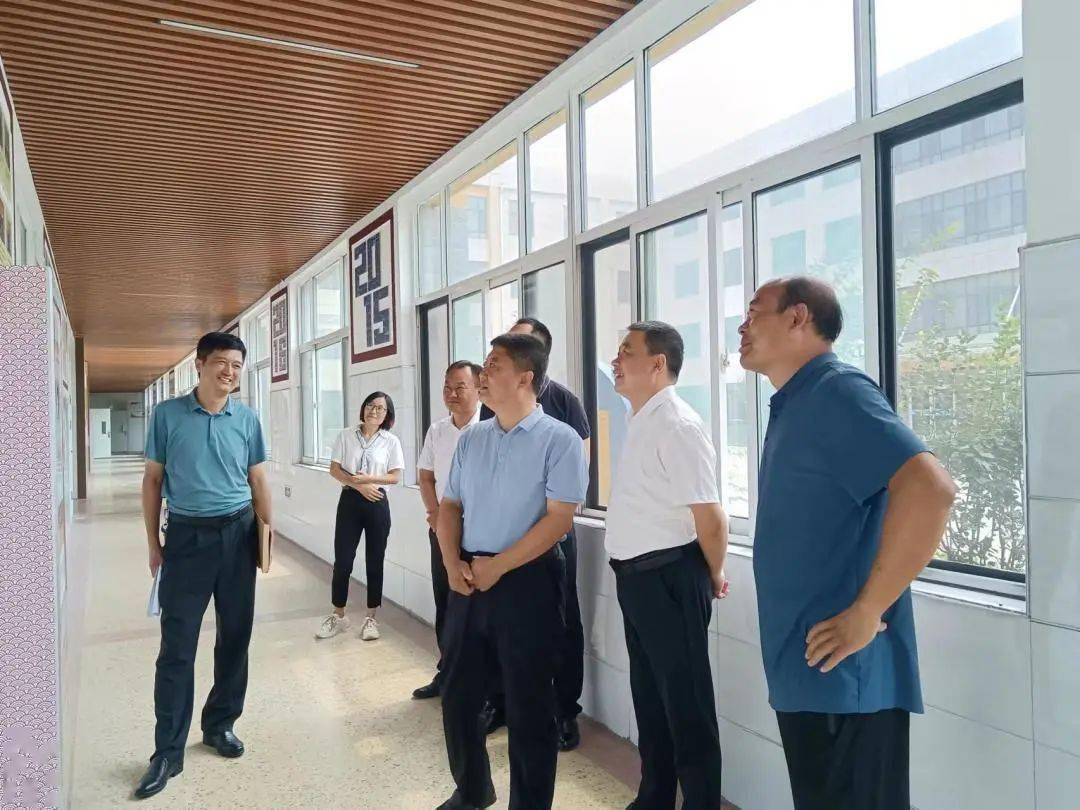 济宁市教育局局长王洪正到姚村镇调研指导教育工作
