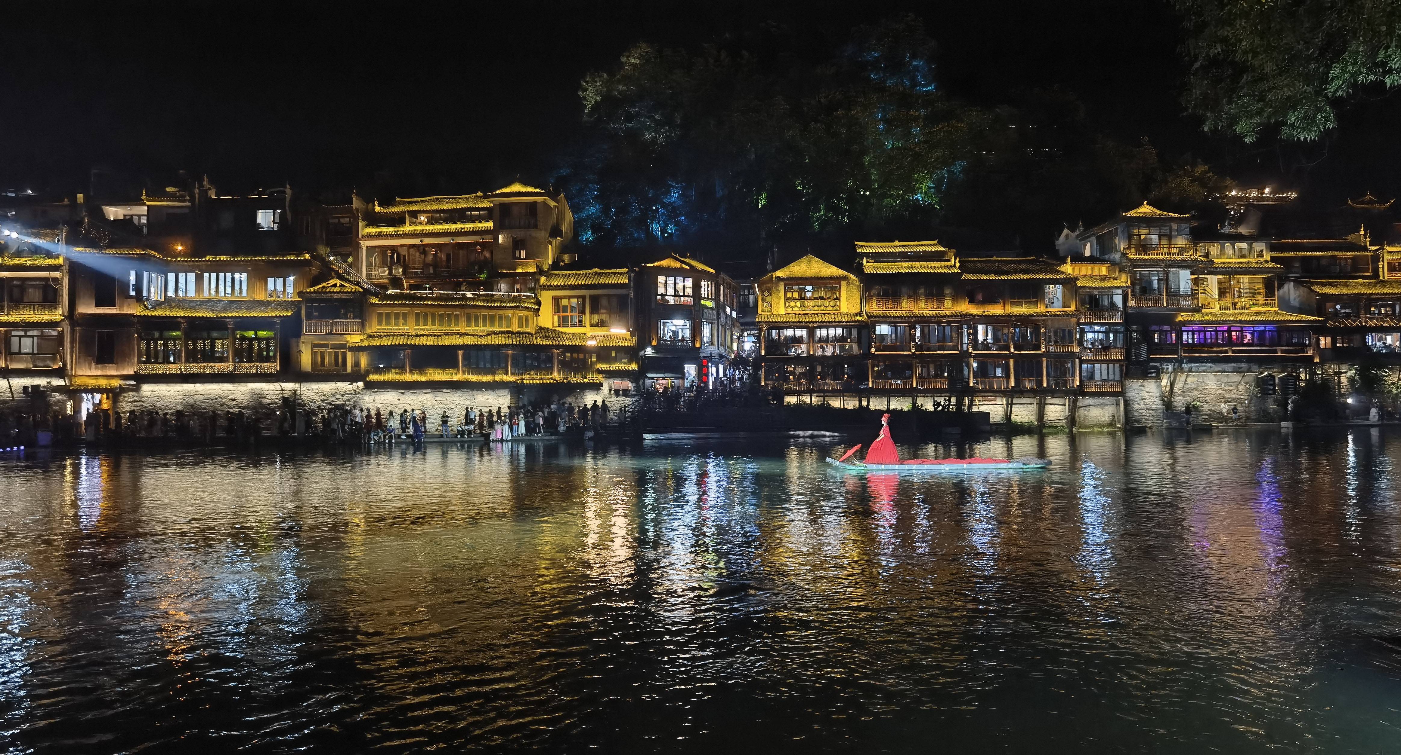 每到夜晚,凤凰古城沱江两岸灯光璀璨,美景如画,吸引众多游客前来感受