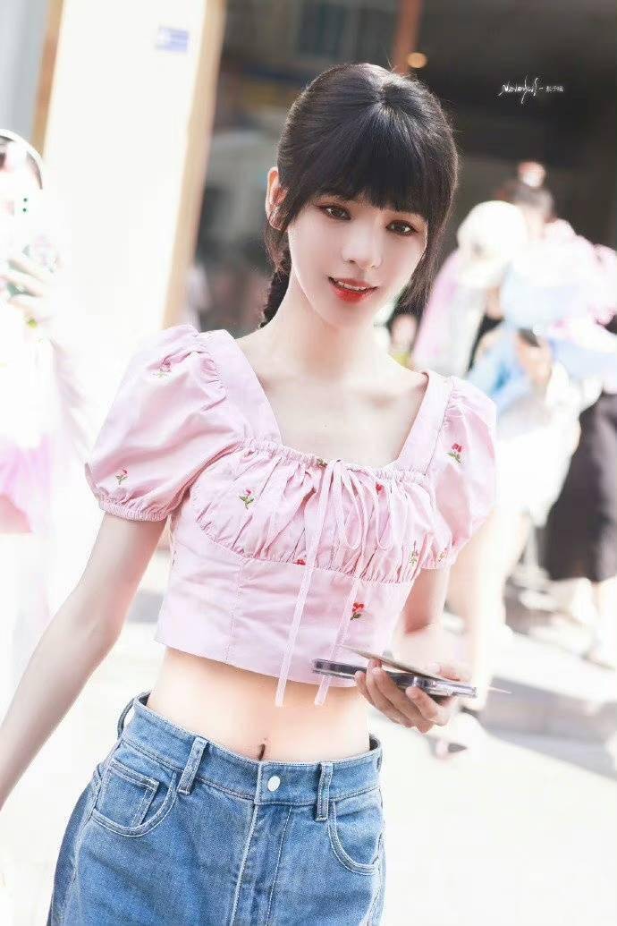 斗罗2真人版三舞狗粮十足,张予曦齐刘海呆萌,婚后发型美哭了_小舞