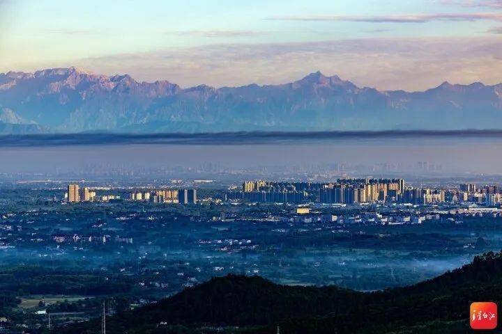 看摄影师记录青白江绝美雪山下的城市全景→