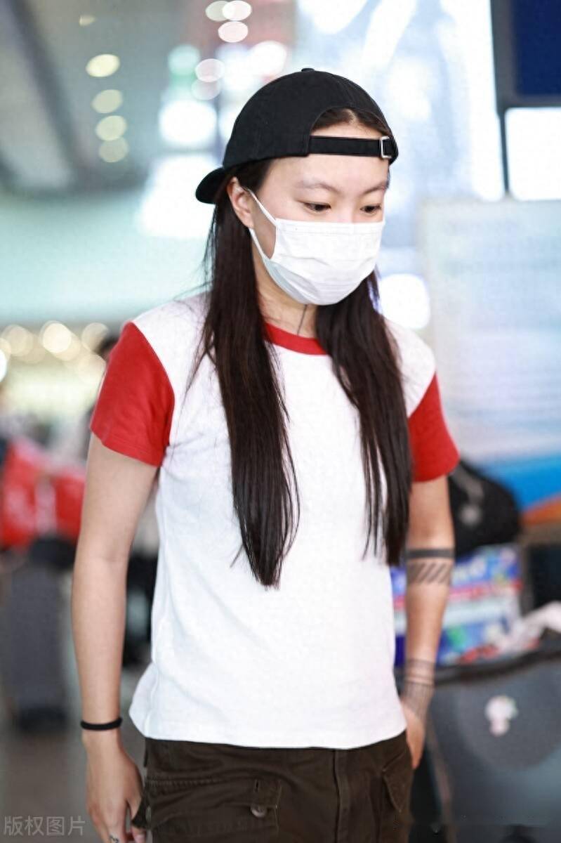 街拍:窦靖童白红拼色t恤 工装裤 棒球帽帅气潇洒_北京_机场