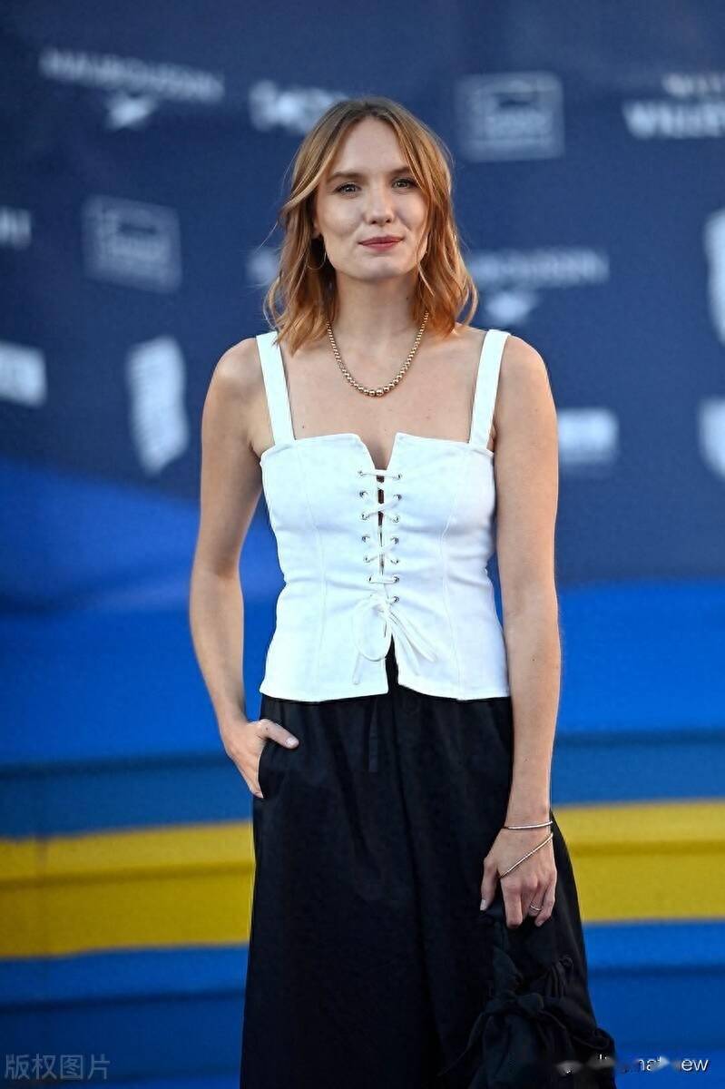 天安娜-吉拉多特亮相第16届昂古莱姆法语电影节蓝毯活动