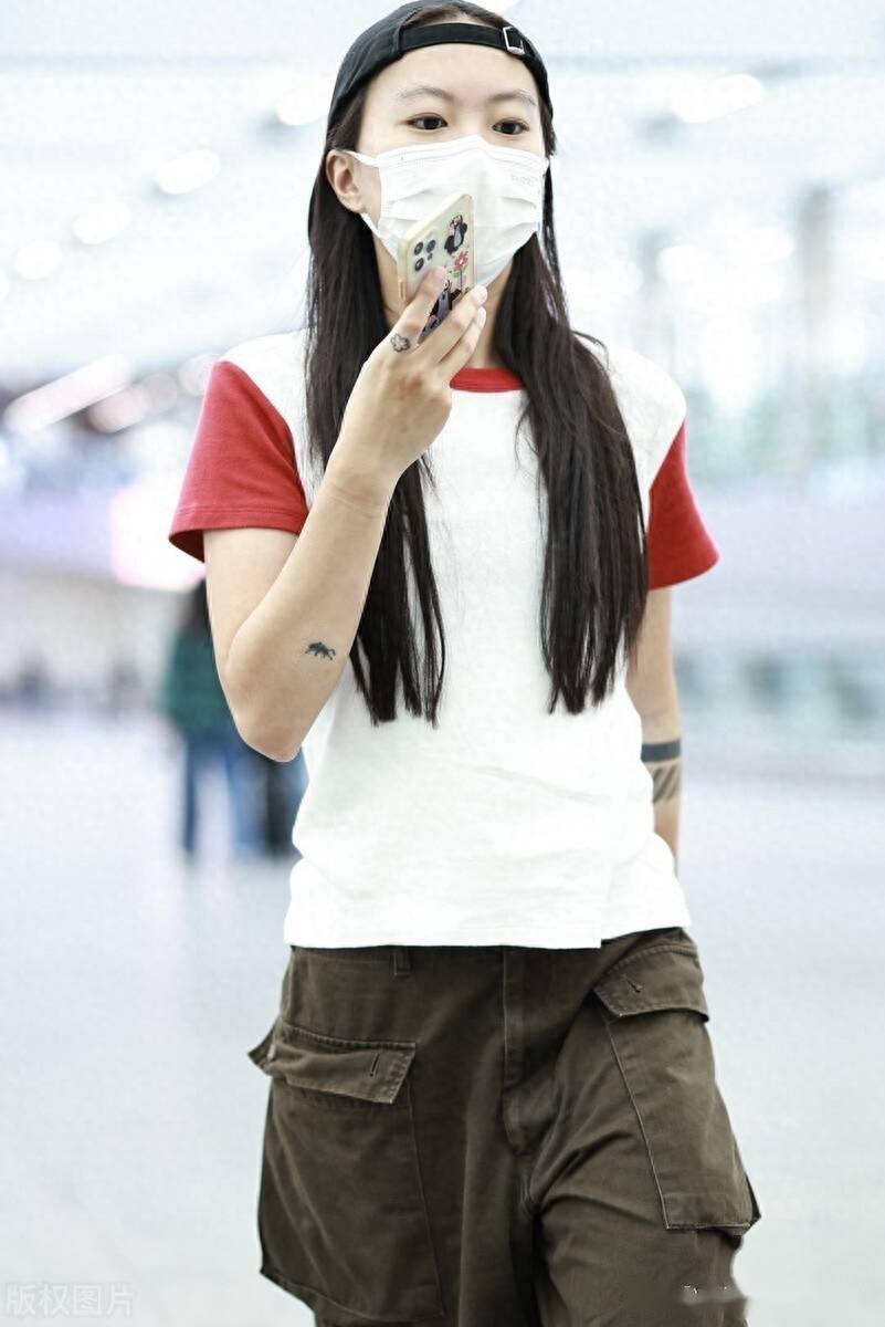 街拍:窦靖童白红拼色t恤 工装裤 棒球帽帅气潇洒_北京_机场