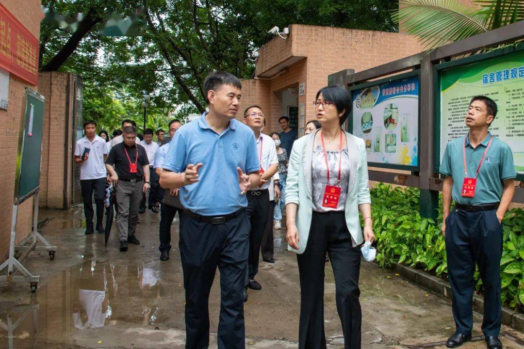 调研组一行先后参观了学校初中部文典楼,艺术中心子恺楼,学生宿舍梦麟