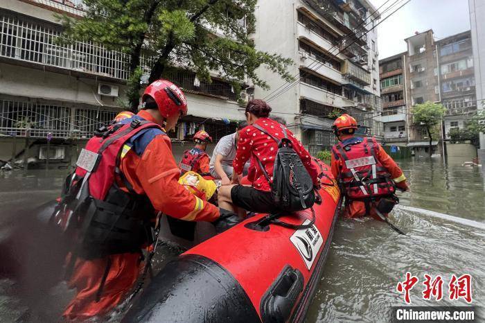 湖北宜昌暴雨致局地积水 消防营救疏散60余人_救援_群众_橡皮艇