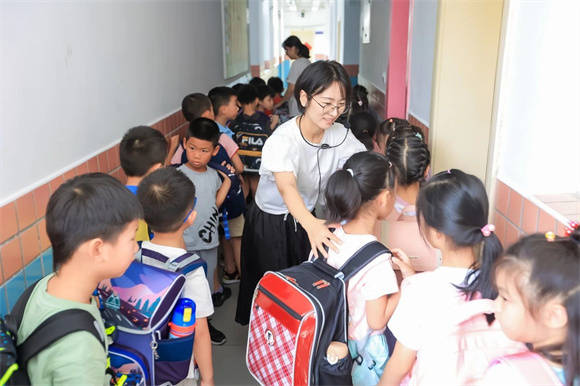 家长学校,助力成长这边,小福娃们在教室里认真学习;那边,福爸福妈们在