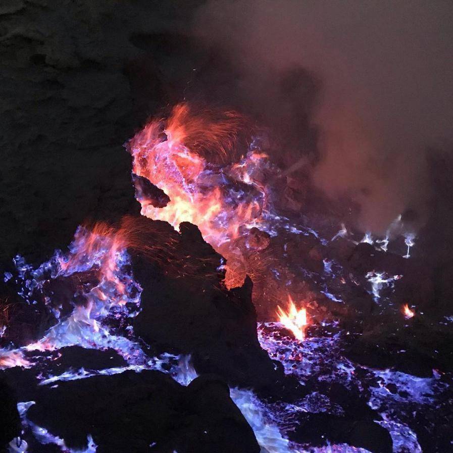 夜晚附近的高纯度硫被点燃时,还会生成如"鬼火"般的蓝色火焰,而且因为