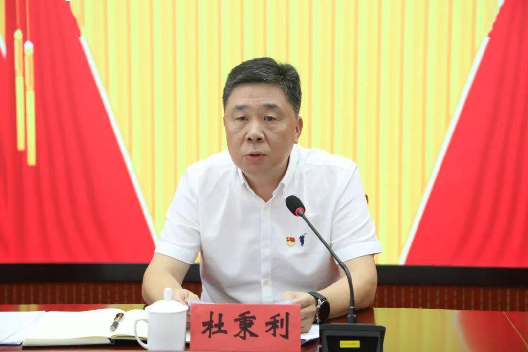 杜秉利强调,要坚定"革命理想高于天"的理想信念,练就"青出于蓝而