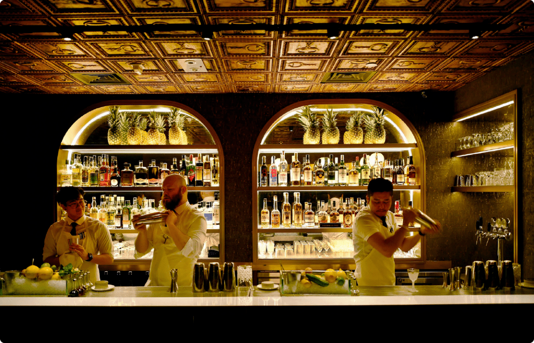 充满现代艺术气息,拐角设计的店面仿佛是爱德华·霍普经典画作《夜鹰