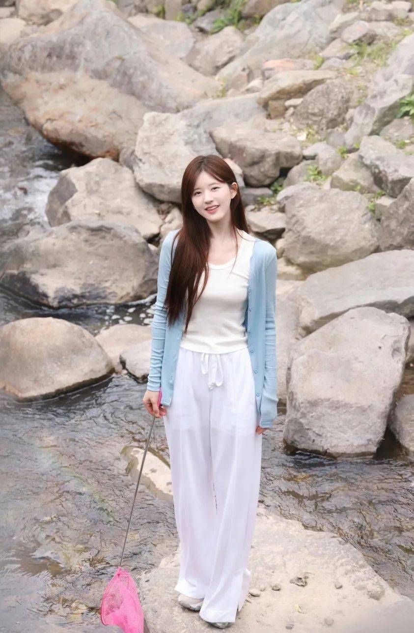 最接地气的女明星,全网都选她_牛仔裤_背心_周雨彤
