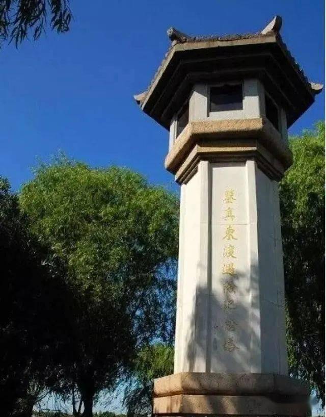 1917年11月,又在山的北边建了"西山村庐",也就是解放后的工人疗养院