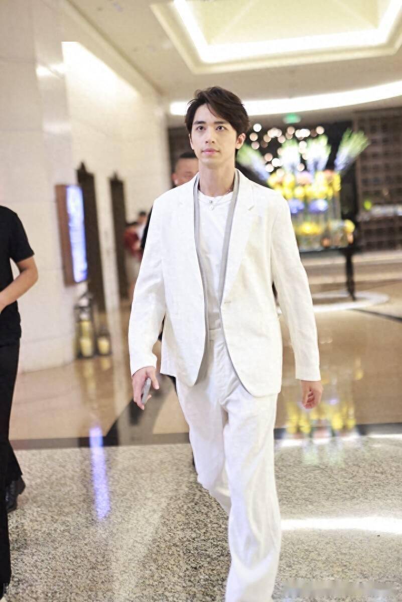 街拍:许魏洲白t恤 白色无领西装 西裤 运动鞋清爽有型格