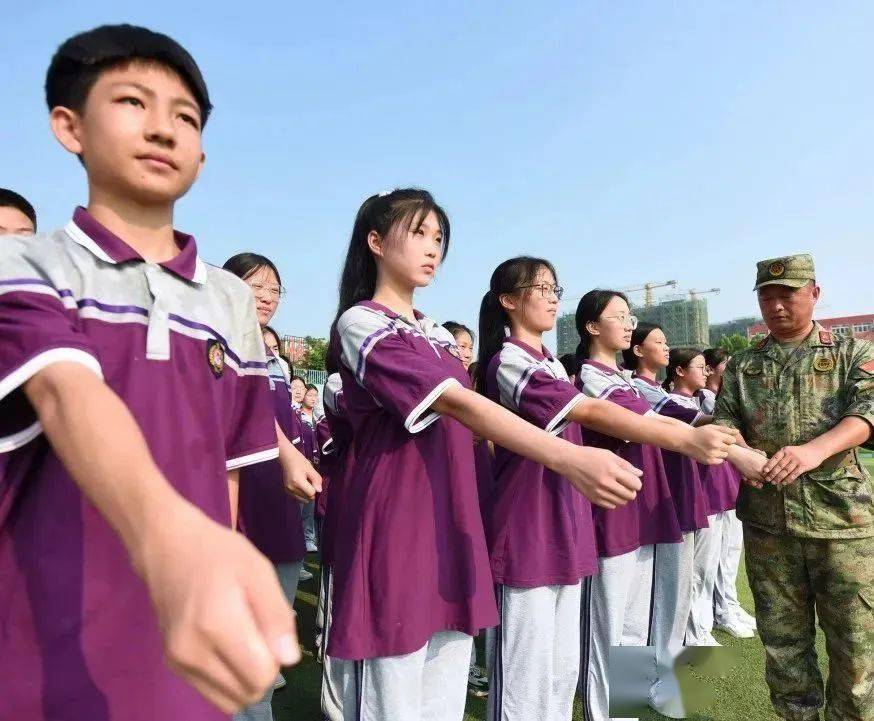 迅速集结东海县石榴高级中学江苏连云港市- 02 -学会蹲姿规范站姿教官