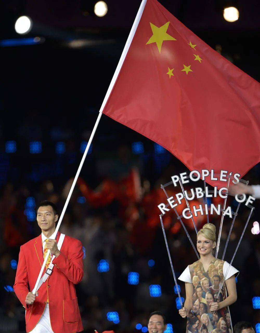 易建联深夜突然宣布退役,一组图片回顾"9号新秀"职业生涯→_比赛_球员