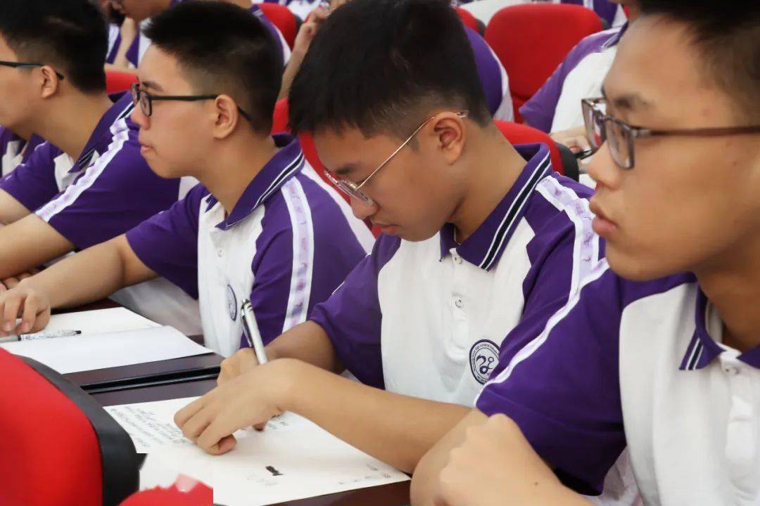 聆听校友故事 传承校训精神——南充高中顺庆校区2023年秋季入学教育
