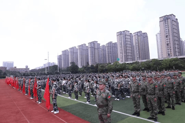 摄)军训期间,区人民武装部联合区教育局等单位不定时对各学校学生军训