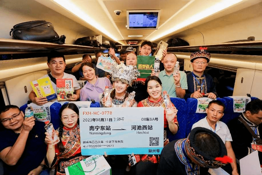毛南族,仫佬族等群众通过山歌表演唱,铜鼓演奏,仫佬族剪纸技艺展示等