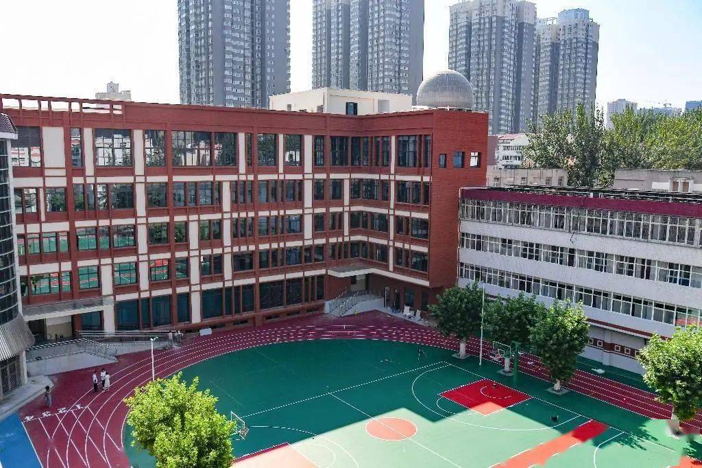 西安市黄河中学旧貌换新颜 学生:"艺体综合楼像个大宝藏"_操场_改造