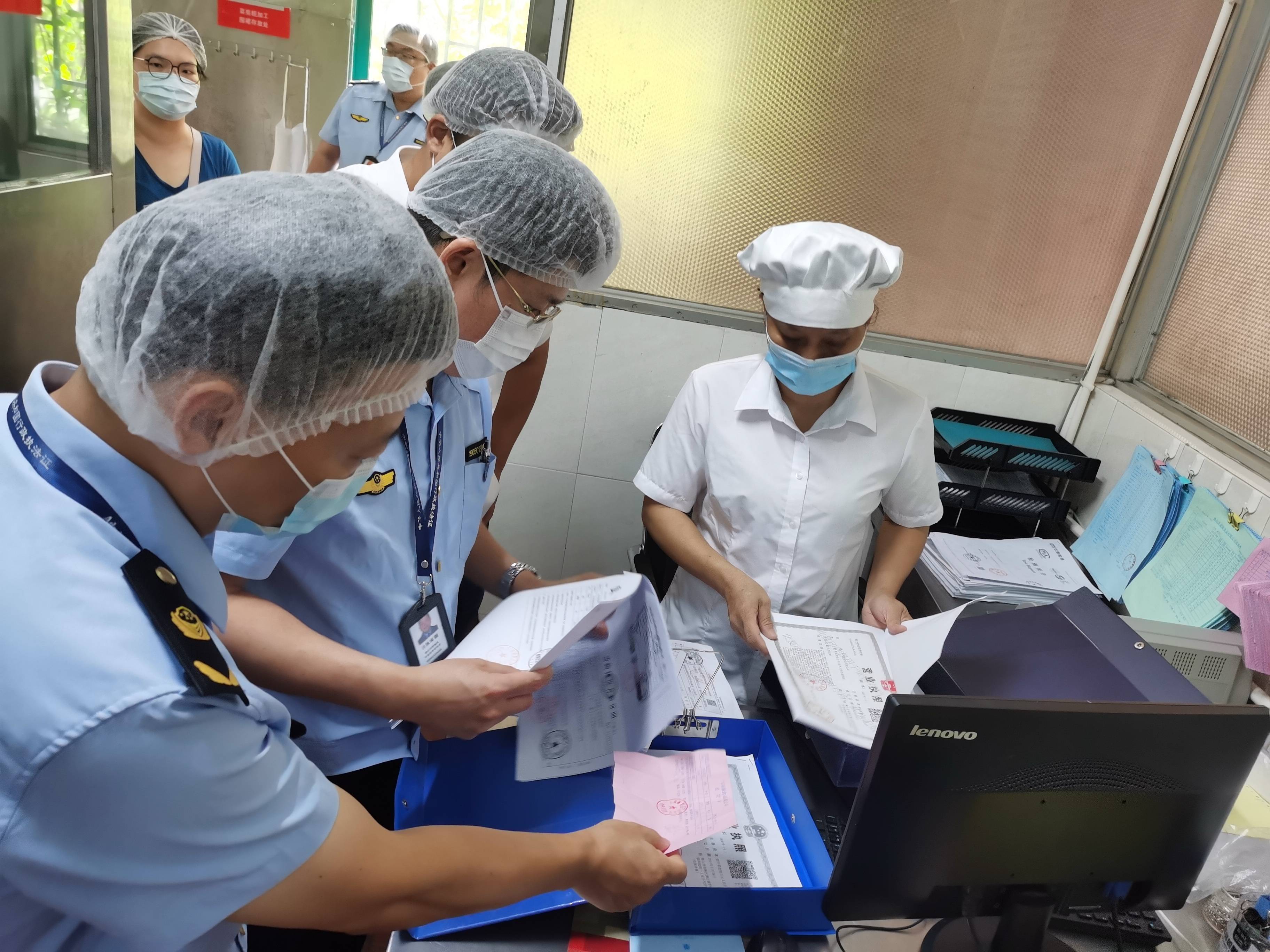维护情况，以及从业人员培训和健康管理、原辅料进货台账及票证等情况。禅城区市场监管局的执法人员采取现场