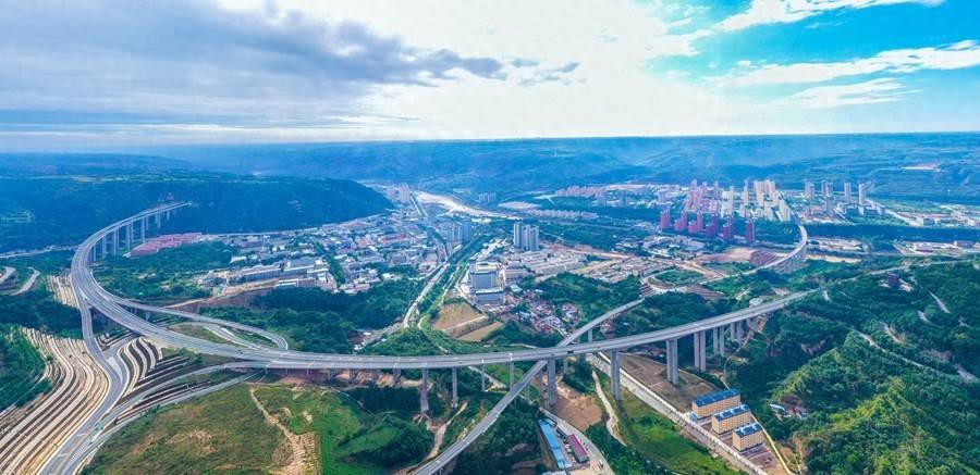 王世军摄银西高铁动车穿越董志塬.