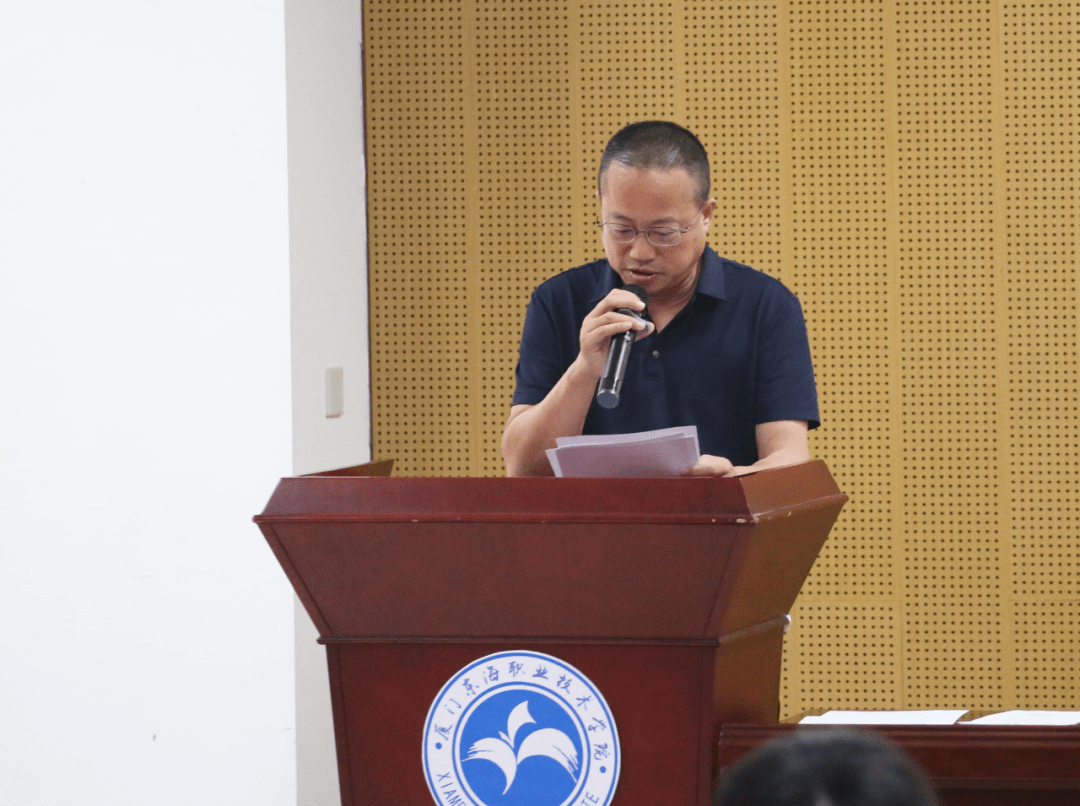 周琦副校长宣读教务科研类获奖名单林金龙副校长宣读党务,思政类获奖