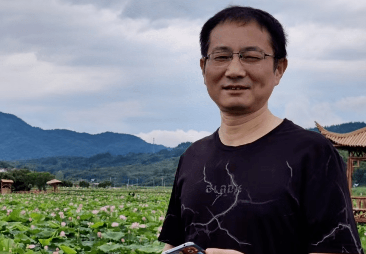 个人简介吴春生,中共党员,六安市优秀班主任,舒城县优秀教师.