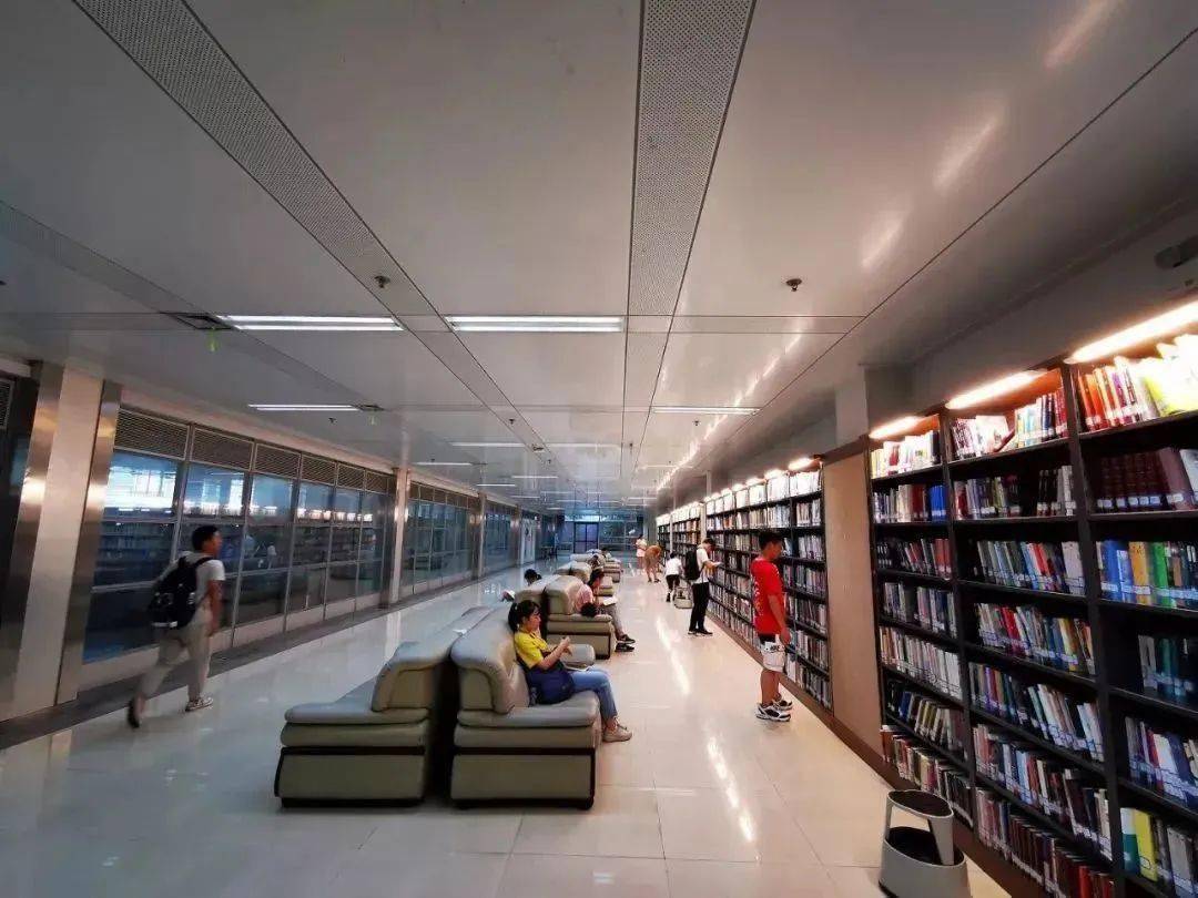 自有墨迹山海,波澜壮阔方寸之间图书馆内-书海漫游