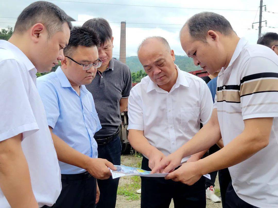 在连平县昕隆实业有限公司,邓小强通过实地查看和听取汇报,详细了解