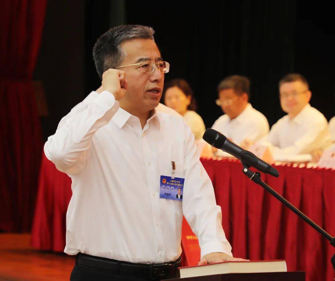 委书记张伟(右)和侯继军区长握手表示祝贺 本文图片均为"上海长宁"