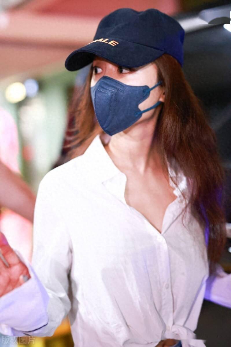 街拍:蔡依林白衬衫 牛仔裤 运动鞋 棒球帽 黑色手提包简单时尚_上海