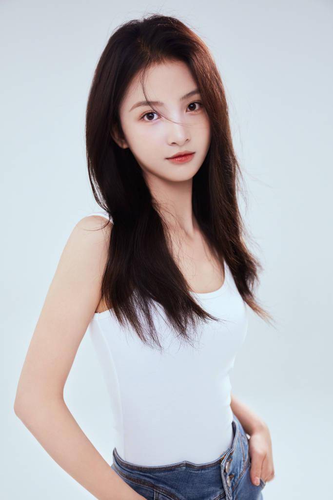 汇聚星娱乐演员段星羽生日写真释出 简单搭配尽显可爱俏皮_萧先生