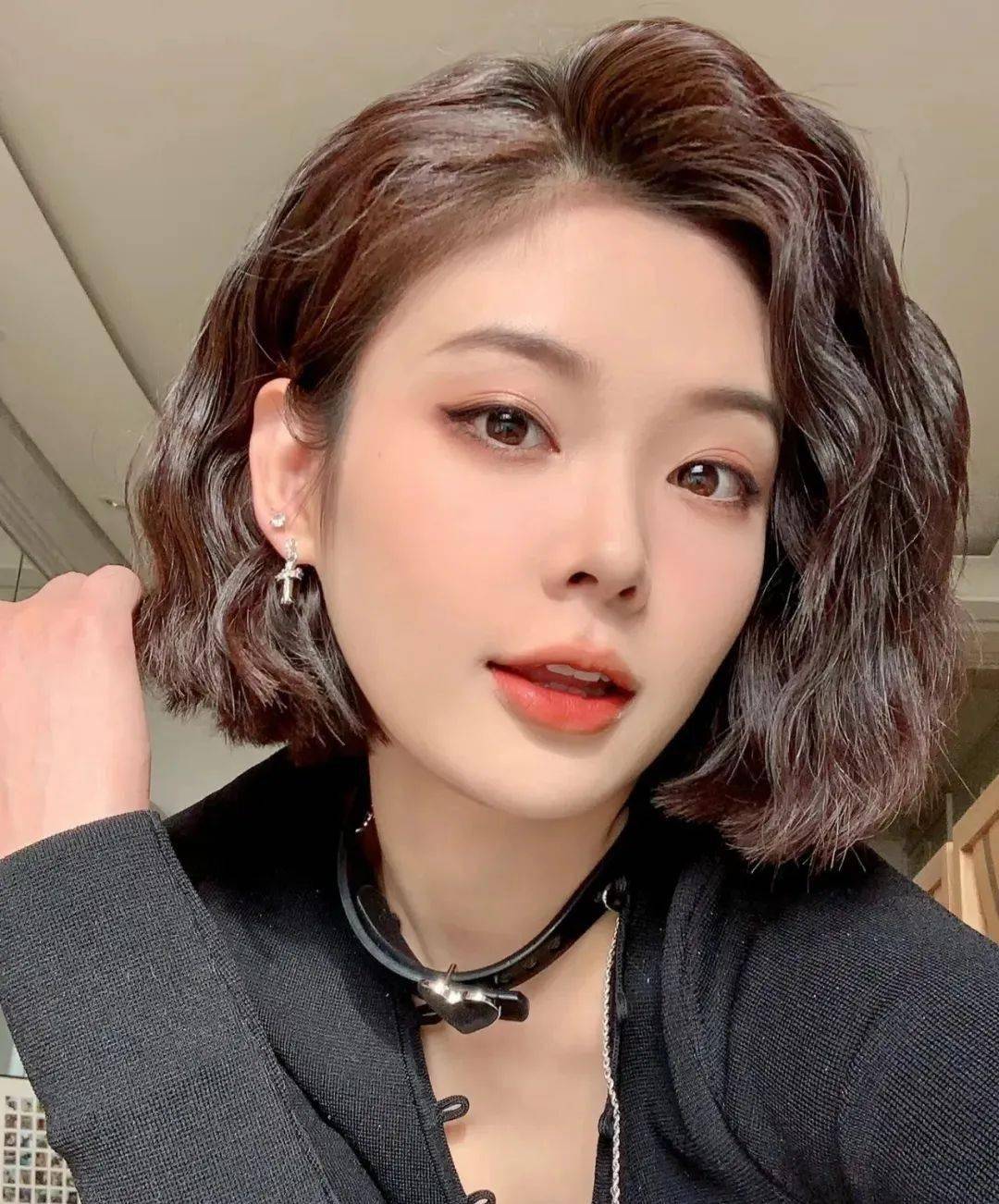 颜色和形状,是肉眼所能观察到的,一般分为5种类型:直发,波发,卷发