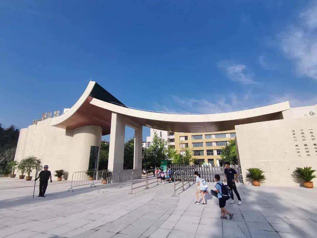 重庆大学城树人小学03今年暑假,重庆高新区公共服务局对大一中b区初中