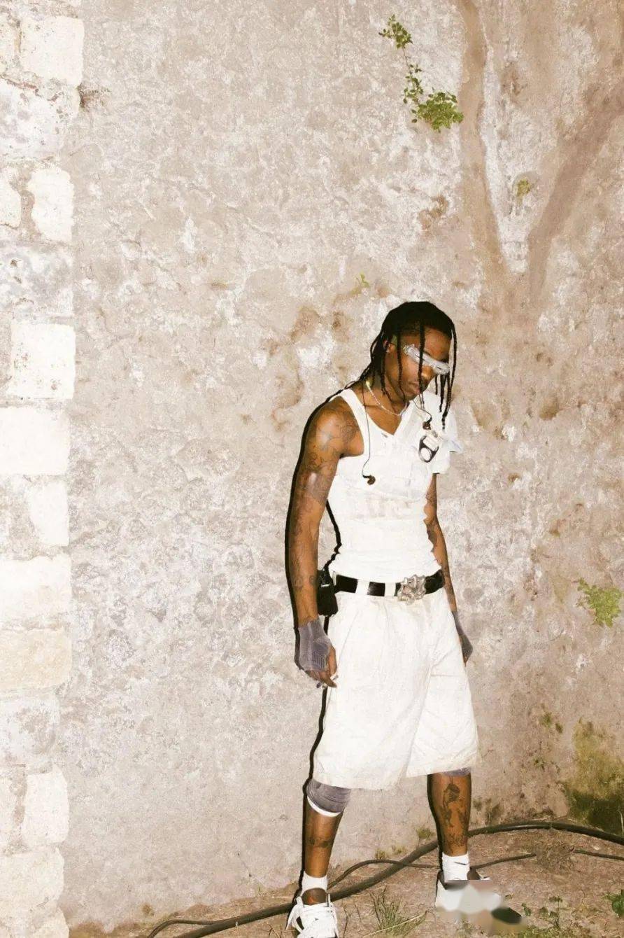 「travis scott也爱"美拉德"风格,拥有老跑鞋身影的新球鞋.