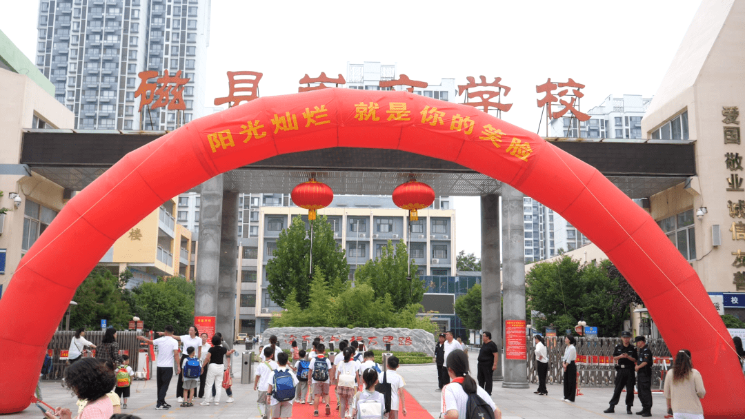 磁县崇文学校国旗护卫队的护旗手们精神抖擞,迈着整齐划一的步伐,护送